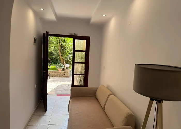Mina\'S House Beachfront Apartments